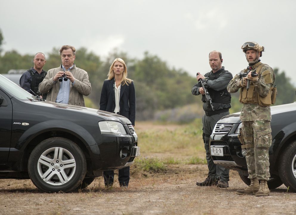 Der Austausch, Saul gegen fünf Top-Taliban-Terroristen, steht bevor: Carrie (Claire Danes, M.) und Redmond (Michael O'Keefe, 2.v.l.) sind bereit ... - Bildquelle: 2014 Twentieth Century Fox Film Corporation