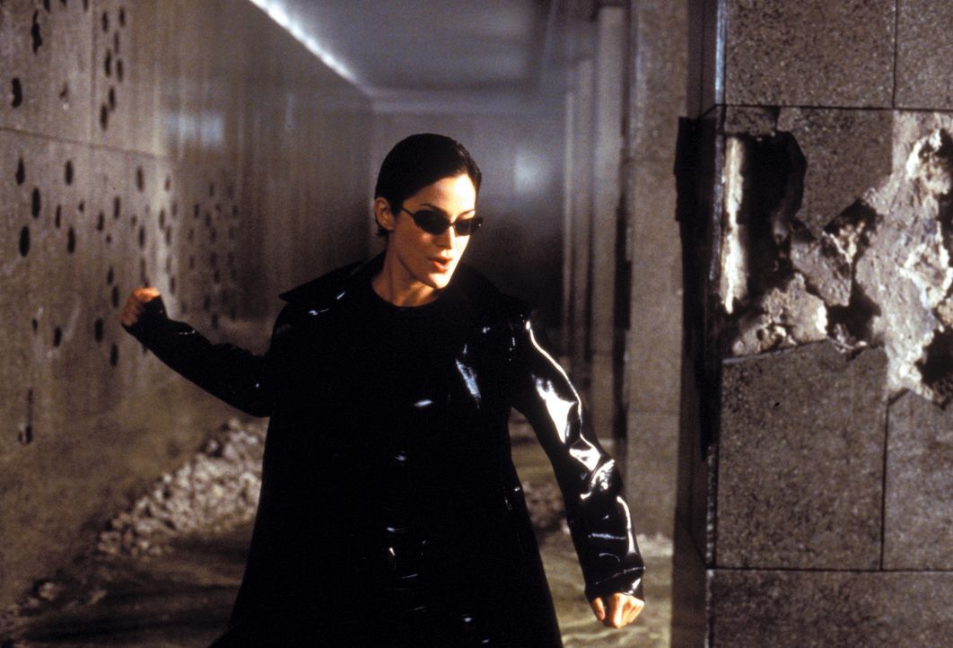 Zusammen mit Neo zerlegt die gefährlich schöne Trinity (Carrie-Anne Moss) die Eingangshalle eines Polizeigebäudes, inklusive Wachpersonal, in seine... - Bildquelle: Warner Bros. Pictures