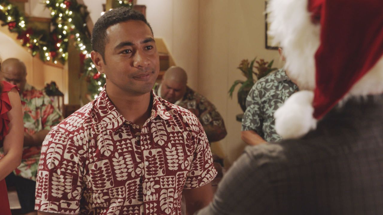 Junior (Beulah Koale) wird mit einem ganz besonderen Weihnachtsgeschenk überrascht ... - Bildquelle: 2017 CBS Broadcasting Inc. All Rights Reserved.