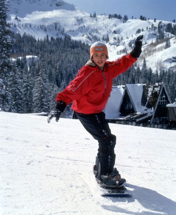 Während ihm das Skifahren richtig schwer fällt, fühlt sich Johnny (Brandon Baker), Enkel des legendären Surfers Johnny Tsunami, auf dem Snowboar... - Bildquelle: Disney
