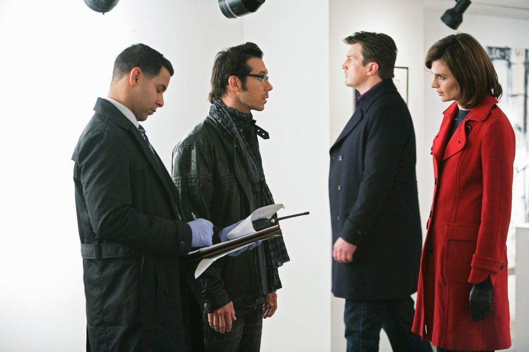 Javier (Jon Huertas, l.), Castle (Nathan Fillion, 2.v.r.) und Kate (Stana Katic, r.) haben das Gefühl, dass ihnen der Assistent Darius Langley (John... - Bildquelle: ABC Studios