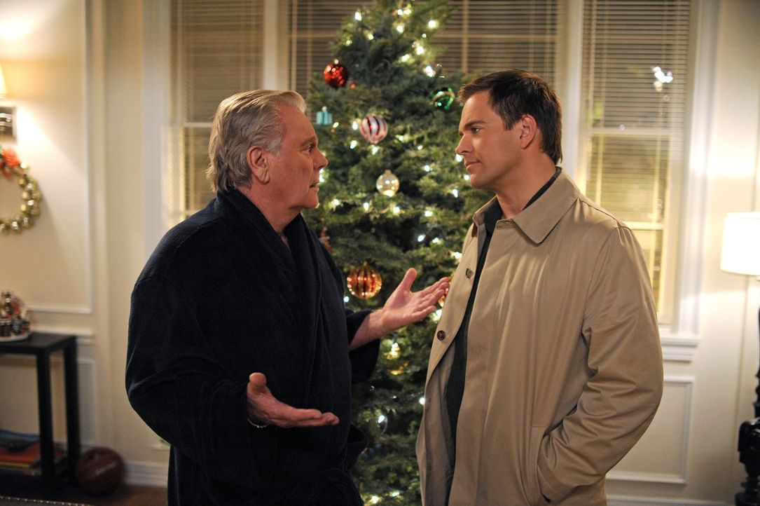 Zu Weihnachten bekommt DiNozzo (Michael Weatherly, r.) Besuch von seinem Vater (Robert Wagner, l.), während das NCIS-Team einen Mord aufklären muss... - Bildquelle: CBS Television
