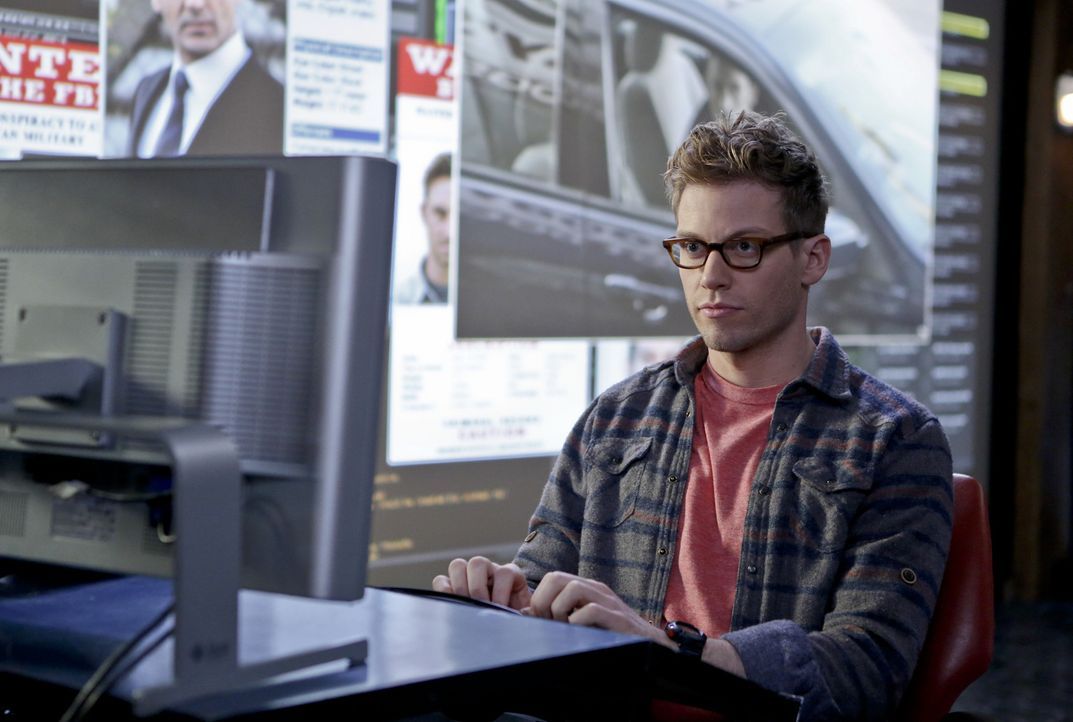 Bei den Ermittlungen: Eric (Barrett Foa) ... - Bildquelle: CBS Studios Inc. All Rights Reserved.