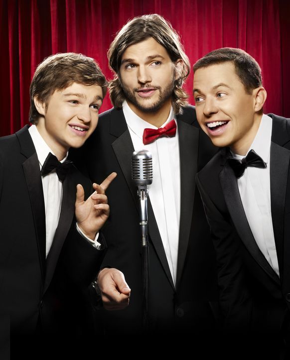 (9. Staffel) - Two and a Half Men: Walden Schmidt (Ashton Kutcher, M.), Alan (Jon Cryer, r.) und Jake Harper (August T. Jones, l.) ... - Bildquelle: Warner Brothers Entertainment Inc.