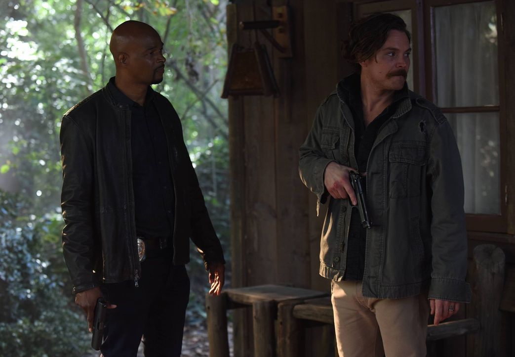 Riggs (Clayne Crawford, r.) macht eine schockierende Entdeckung bezüglich Mirandas Tod, die ihn auf der Suche nach Antworten zurück zum Kartell führ... - Bildquelle: 2016 Warner Brothers