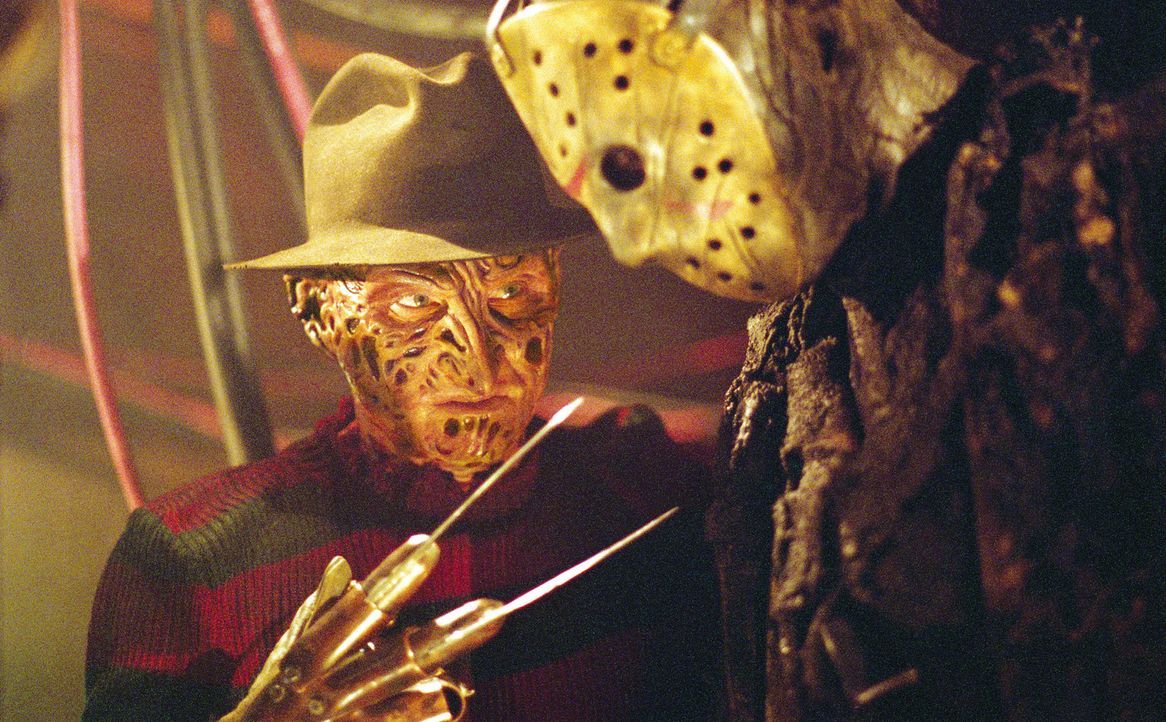 Während sich Jason (Ken Kirzinger, r.) durch die Elm Street metzelt und die Bewohner auch Freddy (Robert Englund, l.) wieder fürchten lernen, muss... - Bildquelle: Warner Bros. Pictures