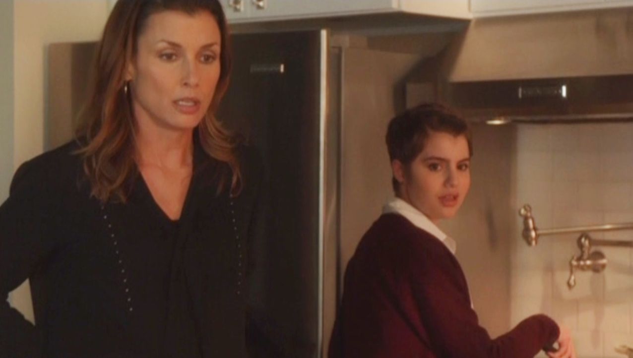 Erin (Bridget Moynahan, l.) ist besorgt. Muss sie sich jetzt auch noch Sorgen um ihre Tochter Nicky (Sami Gayle, r.) machen ? - Bildquelle: 2014 CBS Broadcasting Inc. All Rights Reserved.
