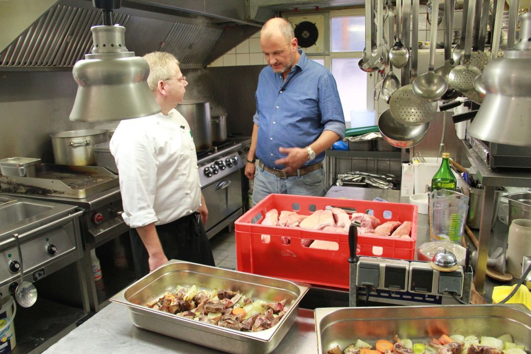 In der Küche des Gasthauses "Grüner Baum" möchte Sternekoch Frank Rosin (r.) alles auf Vordermann bringen, damit Monika Barth und ihre Angestellten... - Bildquelle: kabel eins