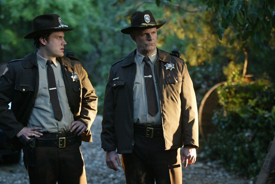 Sheriff Padden (Lindsey Ginter, r.) und sein Kollege (Brandon Keener, l.) sind auf der Suche nach einem vermissten Teenager ... - Bildquelle: Warner Bros. Entertainment Inc.