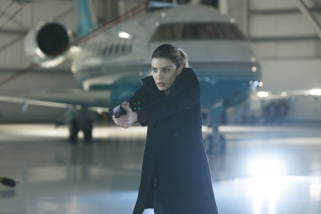 Begibt sich in große Gefahr, als Malcolm ihr eine Drohung zukommen lässt: Chloe (Lauren German) ... - Bildquelle: 2016 Warner Brothers