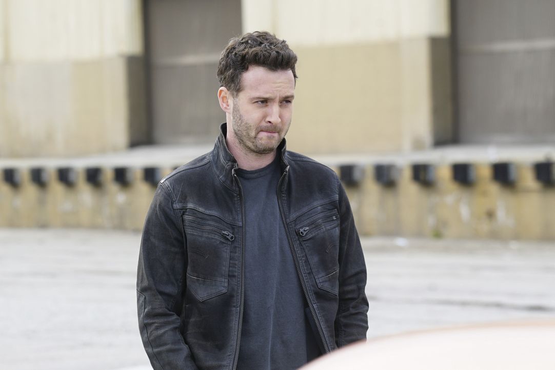 Als Toby (Eddie Kaye Thomas), Happy und Walter undercover bei einem Schmuggler ermitteln, ahnen sie noch nicht, welche Ausmaße dessen neuster Coup w... - Bildquelle: Monty Brinton 2015 CBS Broadcasting, Inc. All Rights Reserved.