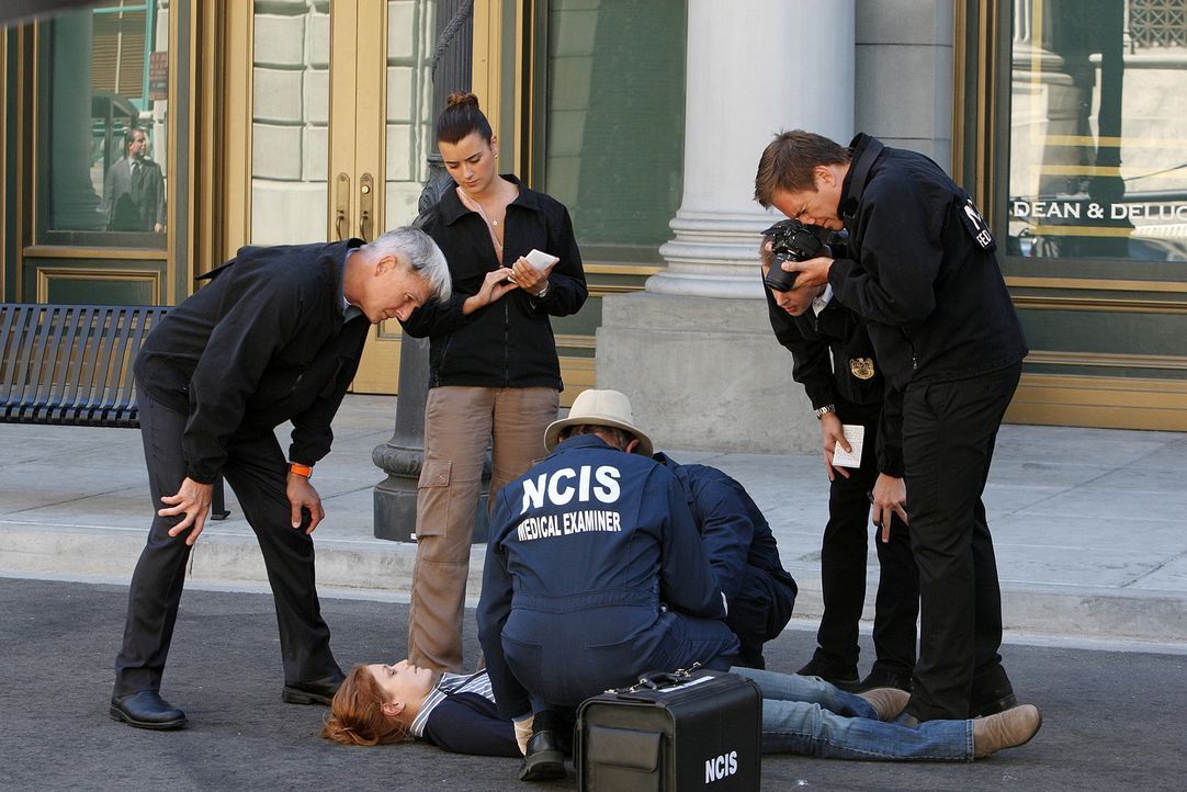 Die Wissenschaftlerin Lt. Thorson (Erica Piccininni, liegend) wird tot aufgefunden. Gibbs (Mark Harmon, l.), Ziva (Cote de Pablo, 2.v.l.), Ducky (Da... - Bildquelle: CBS Television