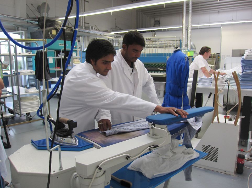 Die indischen Tauschkandidaten Parmod (31) und Suresh (24) sind von der hochtechnisierten Kölner Wäscherei fasziniert. - Bildquelle: kabel eins