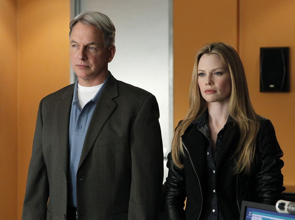 Ein Serienmörder treibt sein Unwesen. Gibbs (Mark Harmon, l.), Special Agent E.J. Barrett (Sarah Jane Morris, r.) und das restliche Team versuchen a... - Bildquelle: CBS Television