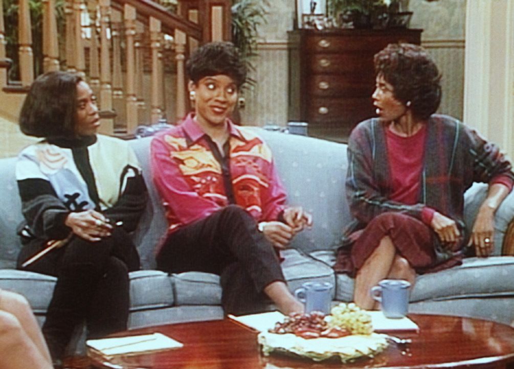 Clair (Phylicia Rashad, M.) und einige ihrer Studienkolleginnen (Grace Garland, l. und Margaret Avery) diskutieren heftig die Frage, wer von ihnen d... - Bildquelle: Viacom