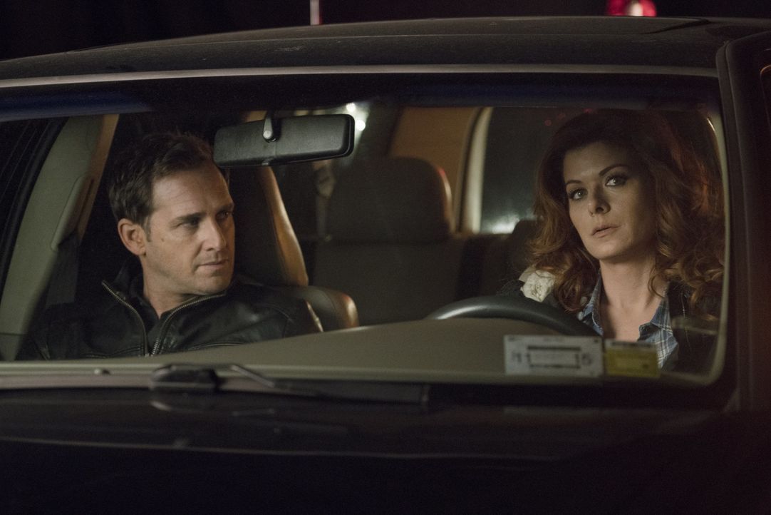 Als Lauras (Debra Messing, r.) Leben in Gefahr gerät, versucht Jake (Josh Lucas, l.) alles, um seine Ex-Frau zu retten, doch dann nehmen die Ermittl... - Bildquelle: 2015 Warner Bros. Entertainment, Inc.