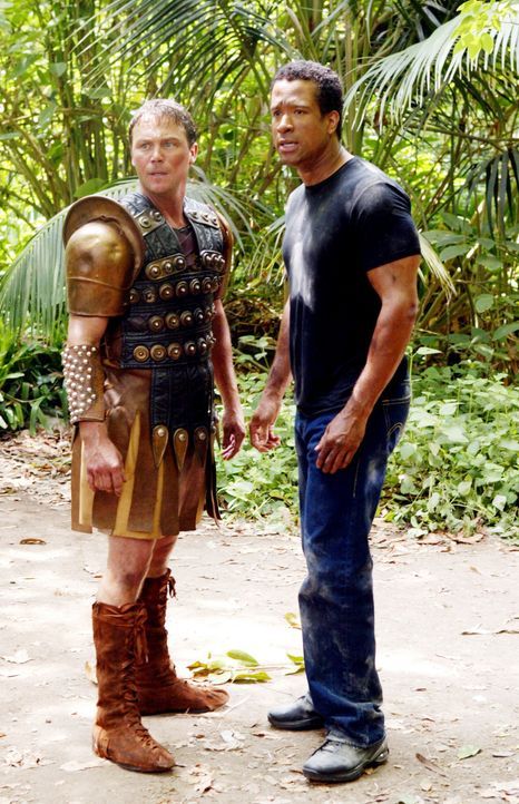 Paige und Phoebe befreien Leo (Brian Krause, l.) und Darryl (Dorian Gregory, r.) und wollen fliehen, doch Piper ist so in ihrem Unglück versunken, d... - Bildquelle: Paramount Pictures.