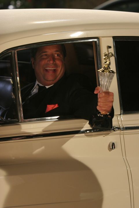 Der stolze Gewinner des besten Werbejingle: Archie (Jon Lovitz) ... - Bildquelle: Warner Brothers Entertainment Inc.