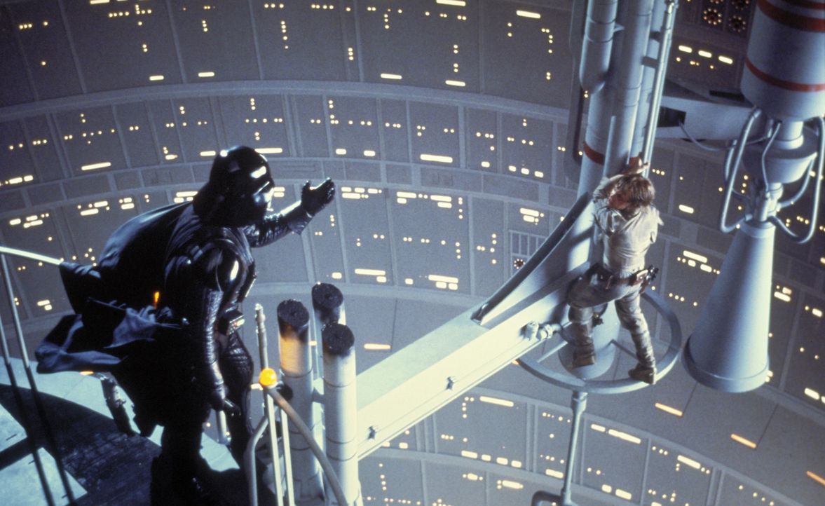 Mit allen Mitteln versucht Darth Vader (David Prowse, l.), Luke Skywalker (Mark Hamill, r.) auf die dunkle Seite der "Macht" zu ziehen ... - Bildquelle: TM & © 2015 Lucasfilm Ltd. All rights reserved. Used under authorization.