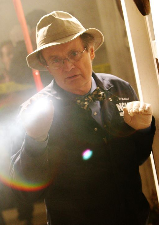 Sucht nach Hinweisen am Tatort: Ducky (David McCallum) ... - Bildquelle: CBS Television