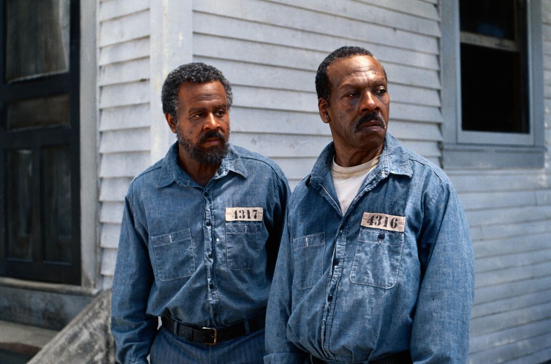 Claude (Martin Lawrence, l.) und Ray (Eddie Murphy, r.) werden wegen Mordes verhaftet, der ihnen vom örtlichen Sheriff angehängt wurde - und zu lebe... - Bildquelle: © 1999 Universal Studios. All rights reserved