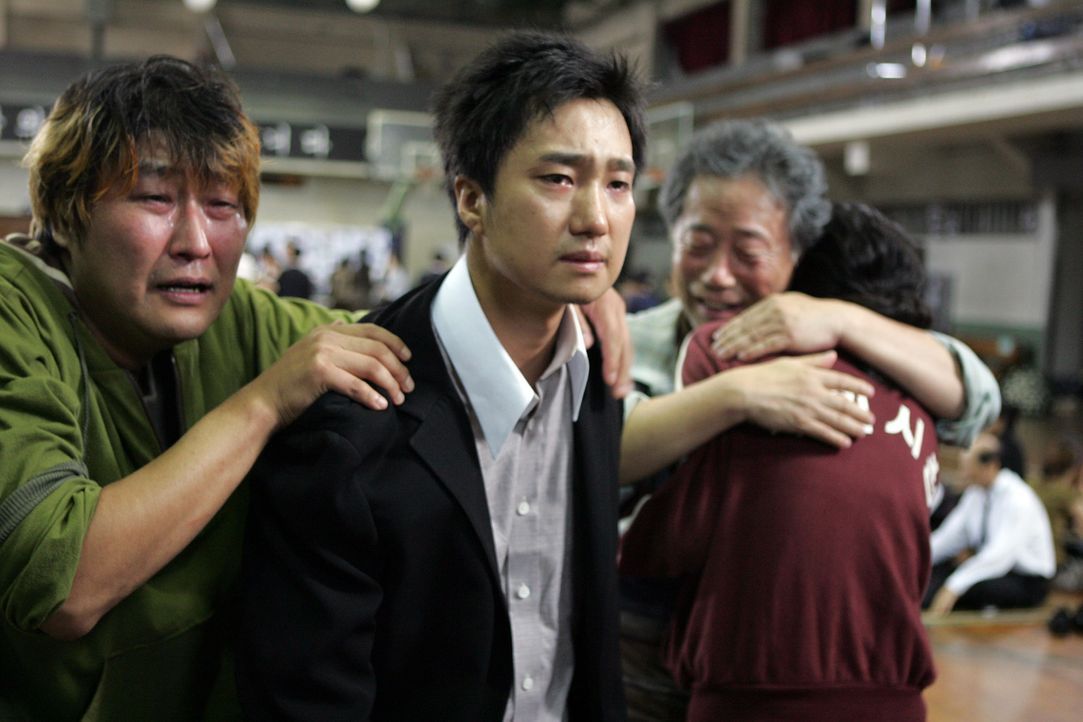Freud und Leid liegt so nah beieinander: Als sie von der Olympiade heimkehrt, findet Nam-Joo (Du-na Bae, r.) ihre weinende Familie (v.l.n.r.: Kang-h... - Bildquelle: MFA