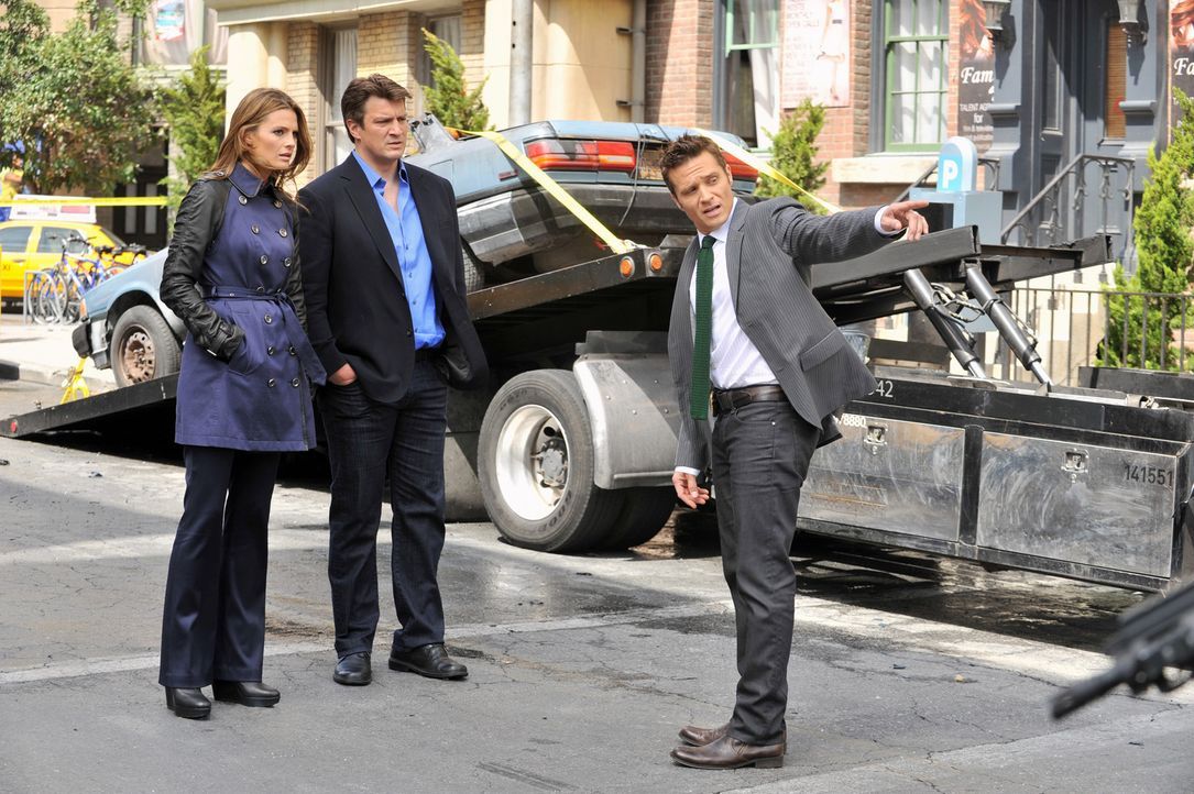 Ein Mann kommt durch eine Autobombe ums Leben. Castle (Nathan Fillion, M.), Beckett (Stana Katic, l.) und Ryan (Seamus Dever, r.) wollen ermitteln,... - Bildquelle: ABC Studios