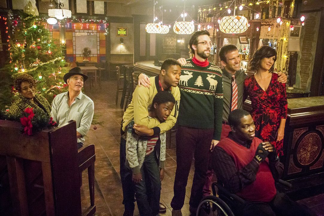 Verbringen einen schönen Weihnachtsabend zusammen: (v.l.n.r.) Wade (CCH Pounder), Pride (Scott Bakula), CJ (Dani Dare), Danny (Christopher Meyer), S... - Bildquelle: Skip Bolen 2015 CBS Broadcasting, Inc. All Rights Reserved / Skip Bolen