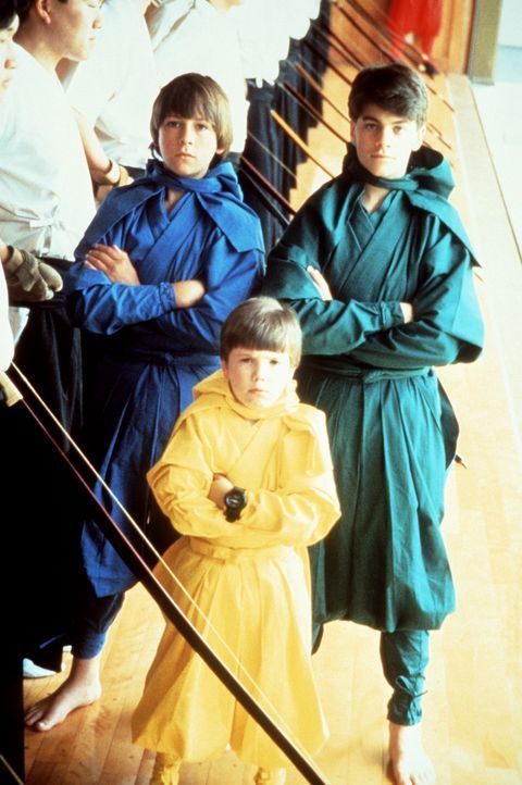 Die drei Ninja-Kids Colt (Max Elliot Slade, l.), Rocky (Sean Fox, r.) und Tum Tum (Evan Bonifant, M.) sollen dem Sieger eines Ninja-Turniers in Japa... - Bildquelle: Columbia TriStar