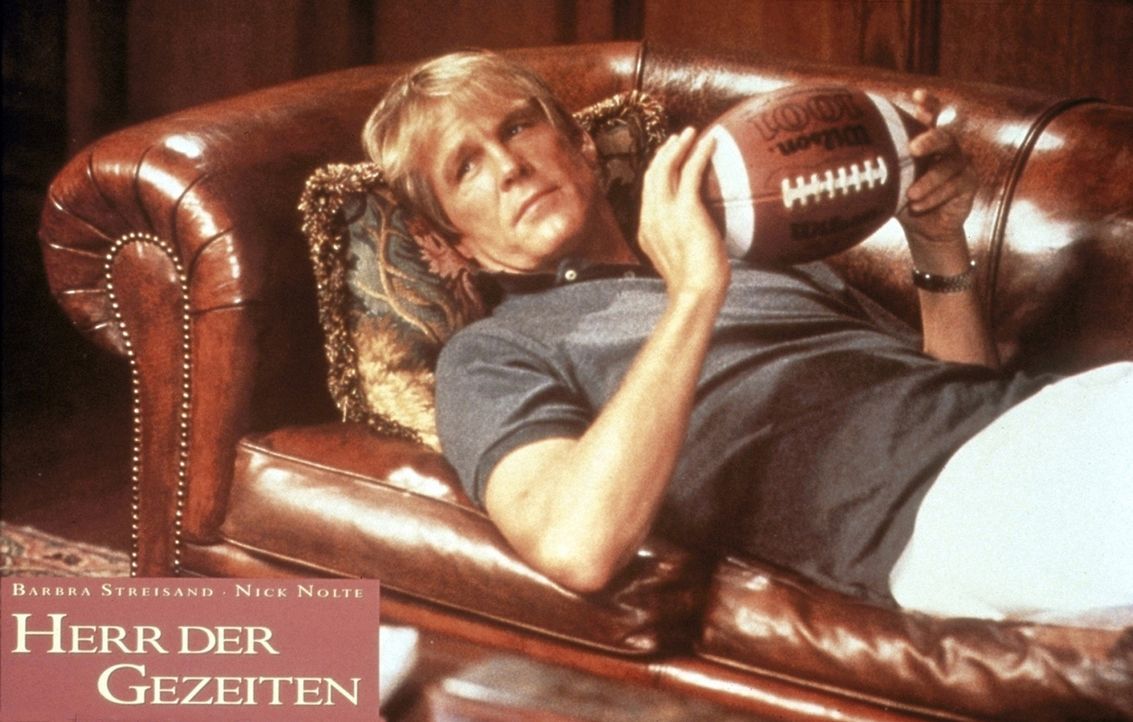 Für den Football-Lehrer Tom Wingo (Nick Nolte) ist die Therapie-Couch noch gewöhnungsbedürftig. Deshalb nimmt er zu den Sitzungen vorsichtshalber... - Bildquelle: Columbia Pictures