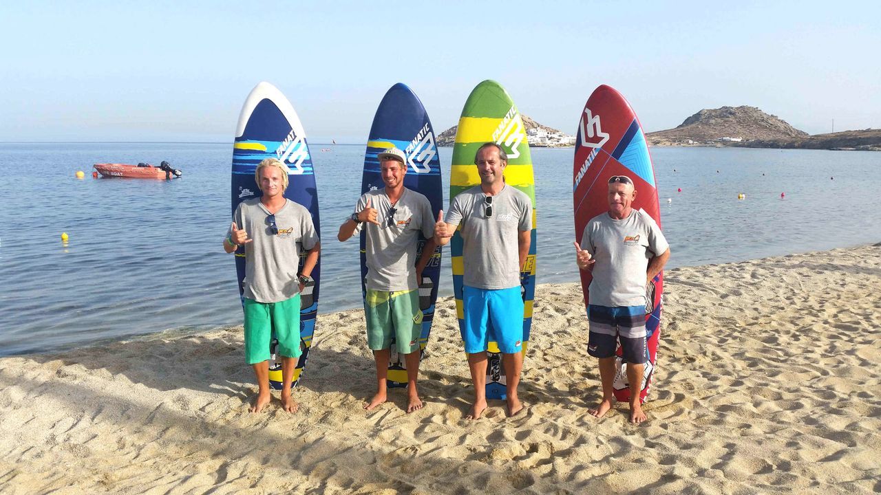 Die beiden Auswanderer Fabian Dorn (l.) und Stefan Morandell (2.v.r.) haben sich ihren Traum erfüllt: Sie arbeiten als Surflehrer auf Mykonos ... - Bildquelle: kabel eins
