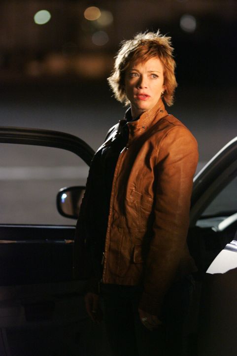 Shepard (Lauren Holly) geht ein großes Risiko ein, als sie sich alleine mit einem Informanten trifft ... - Bildquelle: CBS Television