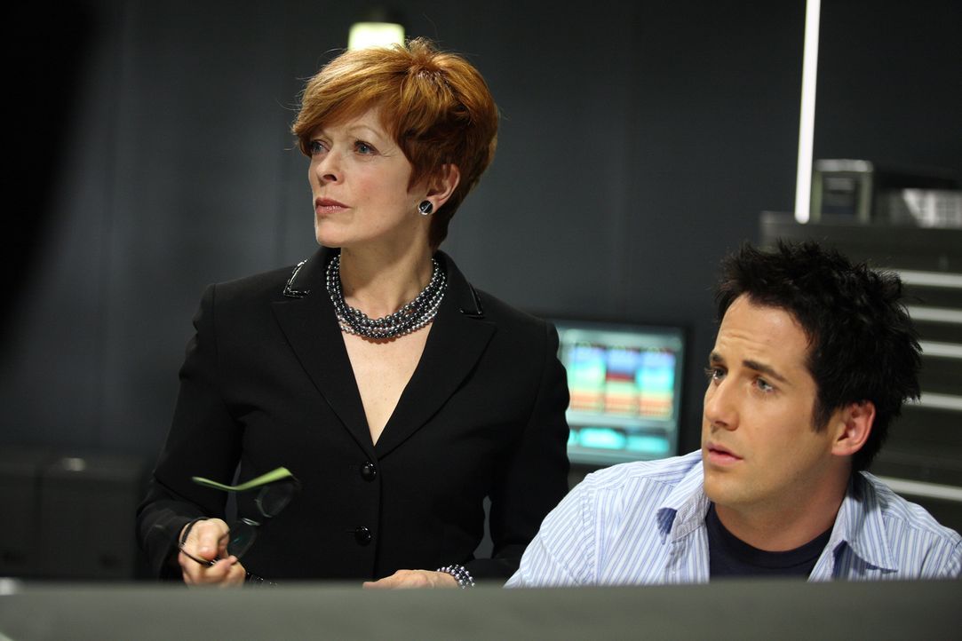 Eva Thorne (Frances Fisher, l.) bittet Zane (Niall Matter, r.) um Hilfe mit mysteriösen Symbolen ... - Bildquelle: Universal Television