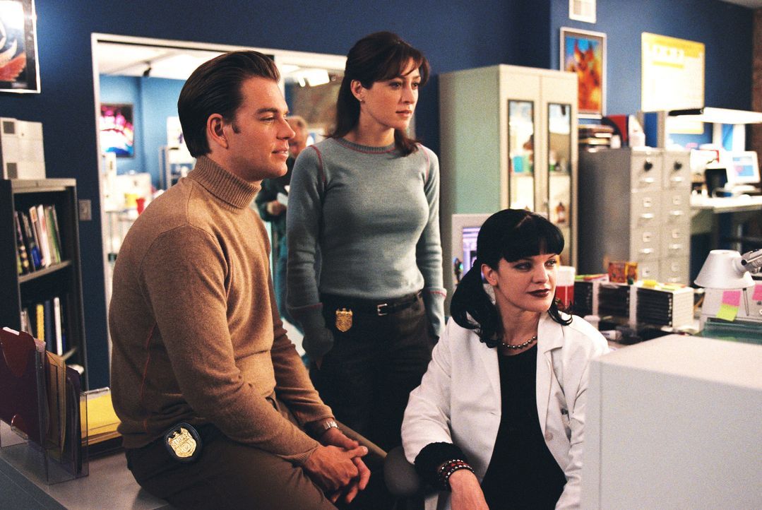 Stehen vor einem Rätsel: Tony (Michael Weatherly, l.), Kate (Sasha Alexander, M.) und Abby (Pauley Perrette, r.) ... - Bildquelle: CBS Television
