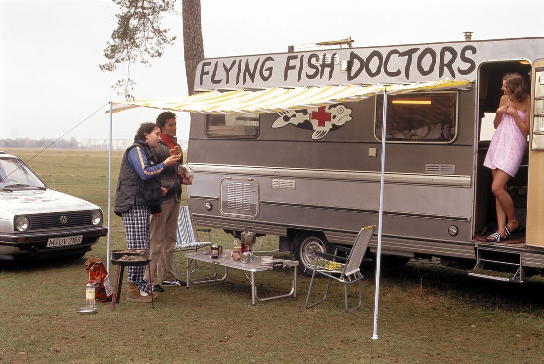 Zusammen mit seinem Freund und Kollegen Leo (Simon Verhoeven, 2.v.l.) zieht Otto (Christian Ulmen, l.) in seinem Wohnmobil als "Flying Fish Doctor"... - Bildquelle: Constantin Film