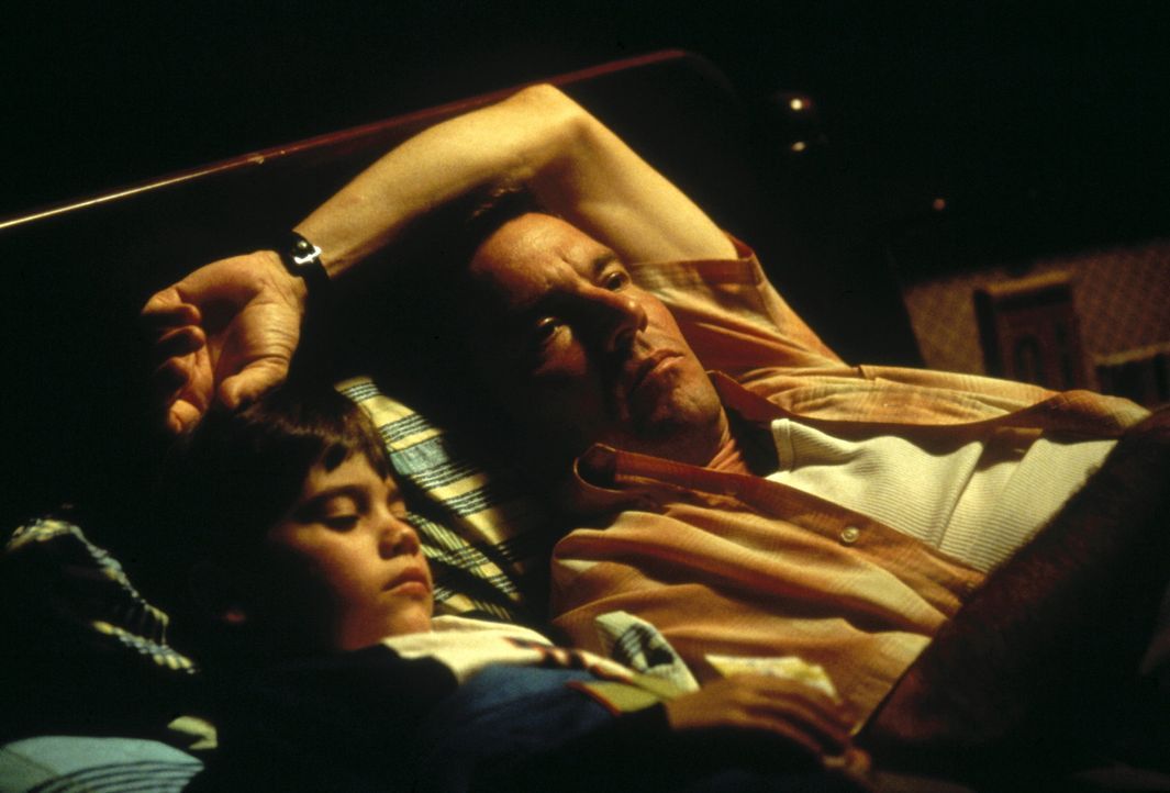 Nach der Funk-Warnung aus der Zukunft muss Frank Sullivan (Dennis Quaid, r.) erkennen, dass sein Sohn John (Daniel Henson, l.) ohne den Vater aufwac... - Bildquelle: New Line Cinema