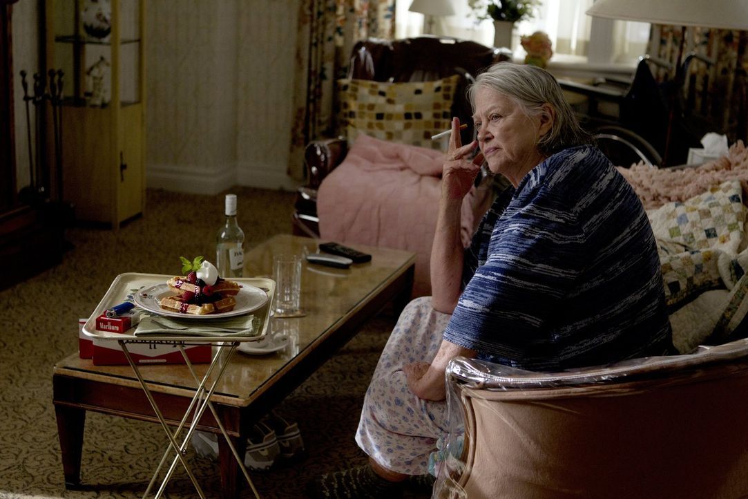 Langsam ahnt auch Grammy (Louise Fletcher) selbst, dass ihre Zeit ein Ende findet  - nicht nur im Haus der Gallaghers ... - Bildquelle: 2010 Warner Brothers