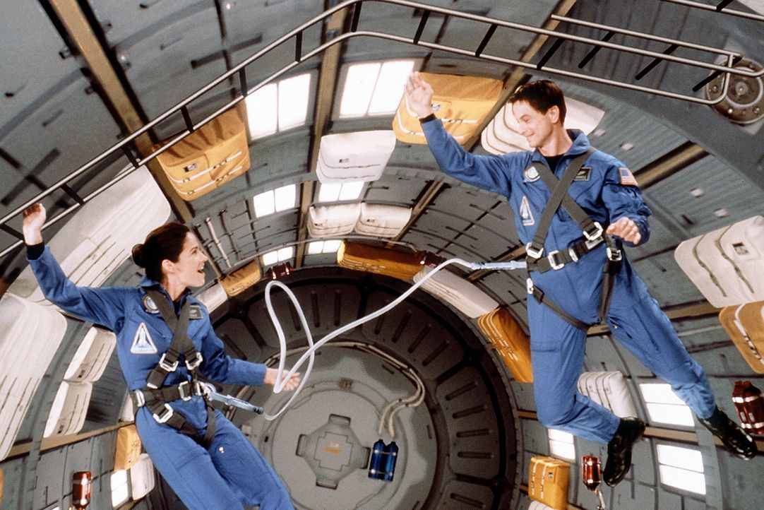 Seit vielen Jahren arbeiten Jim (Gary Sinise, r.) und seine Frau (Kim Delaney, l.) konsequent daran, als erste Menschen zum Mars fliegen zu können.... - Bildquelle: Touchstone Pictures
