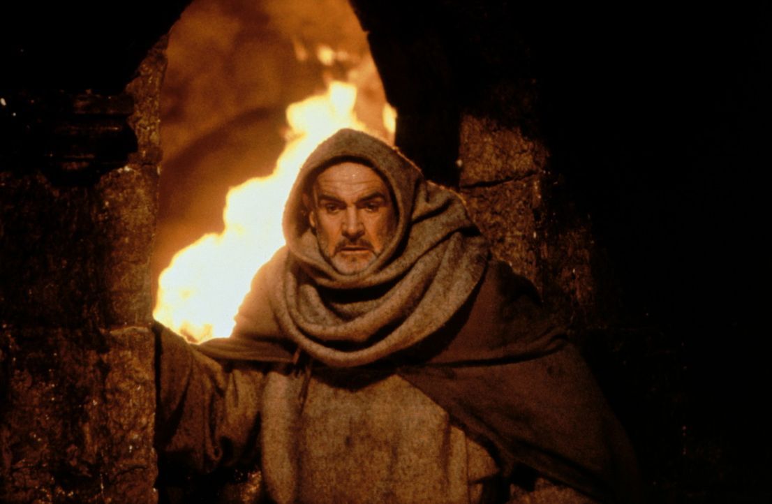 William von Baskerville (Sean Connery) auf der Flucht vor den Flammen des brennenden Klosters ... - Bildquelle: Constantin Film