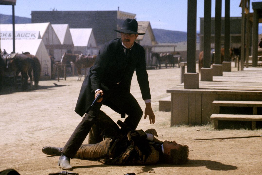 Wyatt Earp (Kevin Costner, stehend) kann nichts mehr für seinen Bruder Morgan (Linden Ashby, r.) tun. - Bildquelle: Warner Bros.