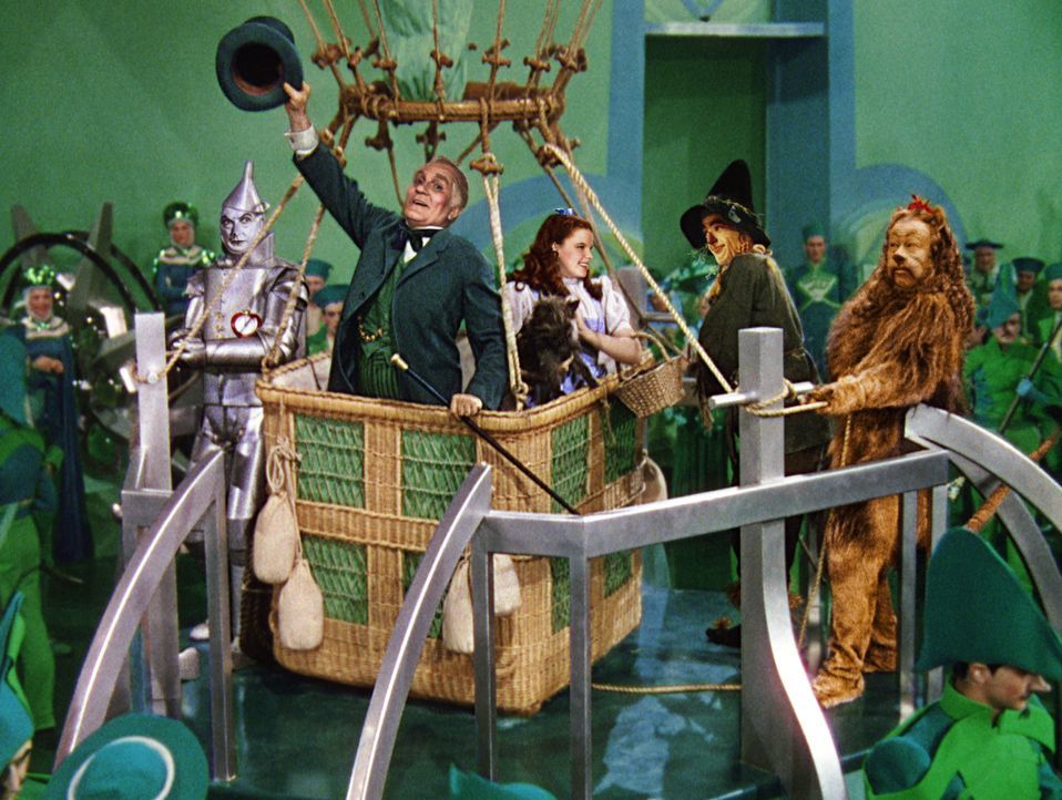 Dorothy (Judy Garland, M.) hat es geschafft: Sie ist bei dem Zauberer von Oz (Frank Morgan, 2.v.l.) angekommen. Dieser verspricht ihr, sie mit seine... - Bildquelle: Warner Bros.