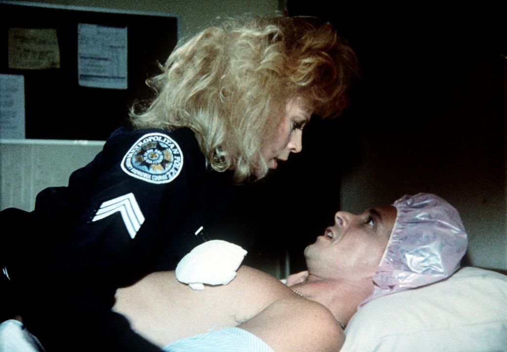Sgt. Callahan (Leslie Easterbrook, l.) zeigt dem Frauenliebling Kadett George Martin (Andrew Rubin, r.) seine Schwachstellen ... - Bildquelle: Warner Bros.