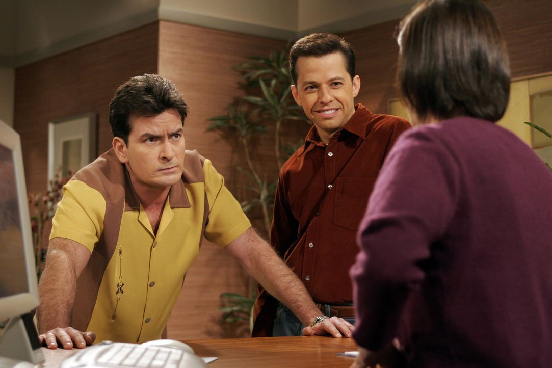 Alan (Jon Cryer, M.) bringt Charlie (Charlie Sheen, l.), nachdem er sich heftige Rückenschmerzen zugezogen hat, zu einem Arzt. Um gleich an die Rei... - Bildquelle: Warner Brothers Entertainment Inc.