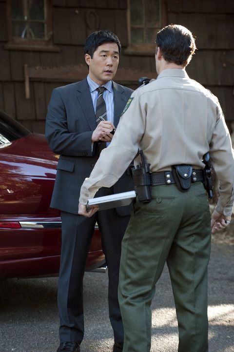 Bei den Ermittlungen in einem neuen Mordfall: Kimball (Tim Kang, l.) ... - Bildquelle: Warner Bros. Television