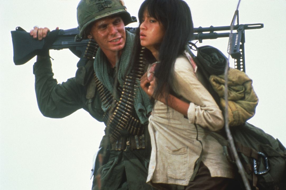 Die Soldaten haben die hilflose Vietnamesin Oahn (Thuy Thu Le, r.) als "tragbare Freizeitentspannung" entführt. Clark (Don Harvey, l.) freut sich si... - Bildquelle: 1989 Columbia Pictures Industries, Inc. All Rights Reserved.