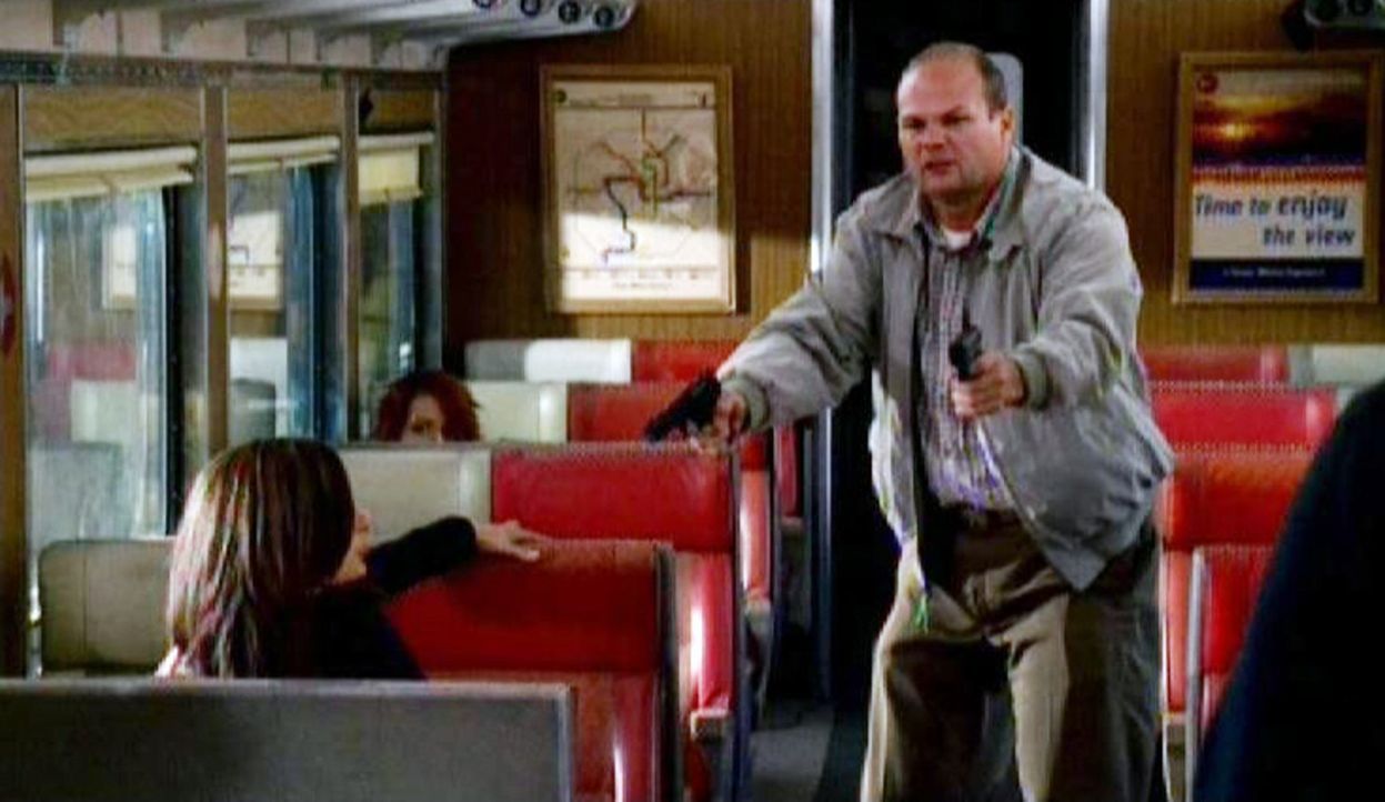 Elle (Lola Glaudini, l.) wird von dem psychisch gestörten Dr. Bryar (Chris Bauer, r.) im Zug nach Dallas bedroht ... - Bildquelle: Touchstone Television