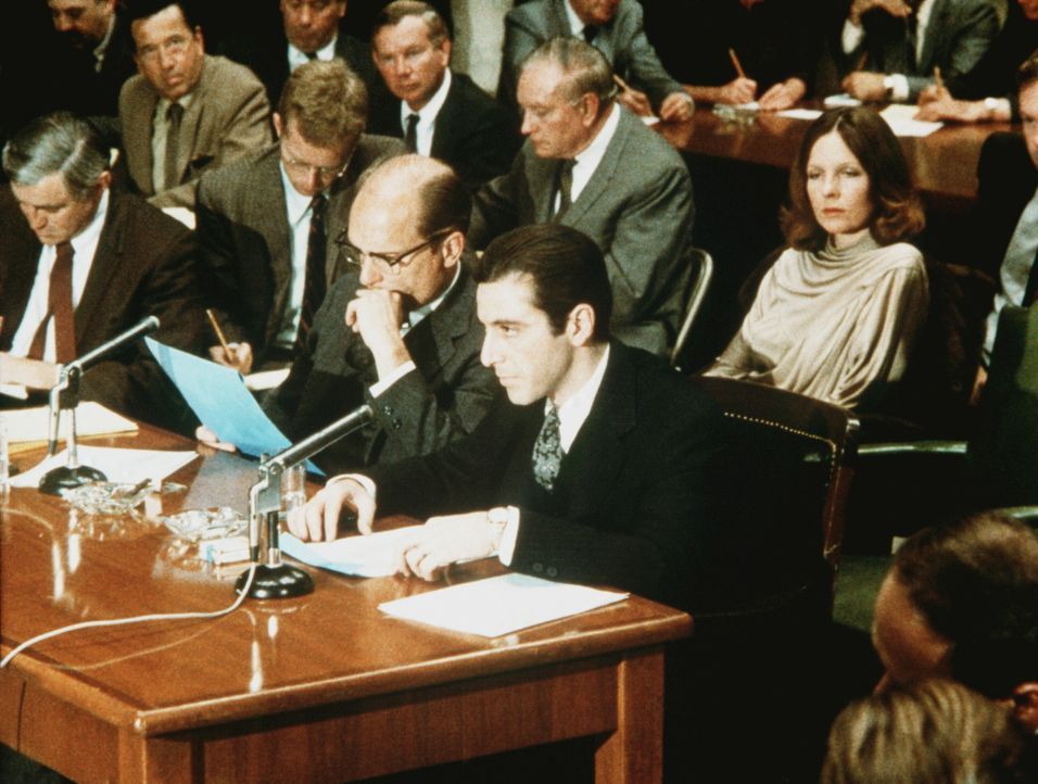 Tom Hagen (Robert Duvall, vorne 2.v.r.) und Michael (Al Pacino, r.) vor dem Untersuchungsausschuss des Senats ... - Bildquelle: Paramount Pictures