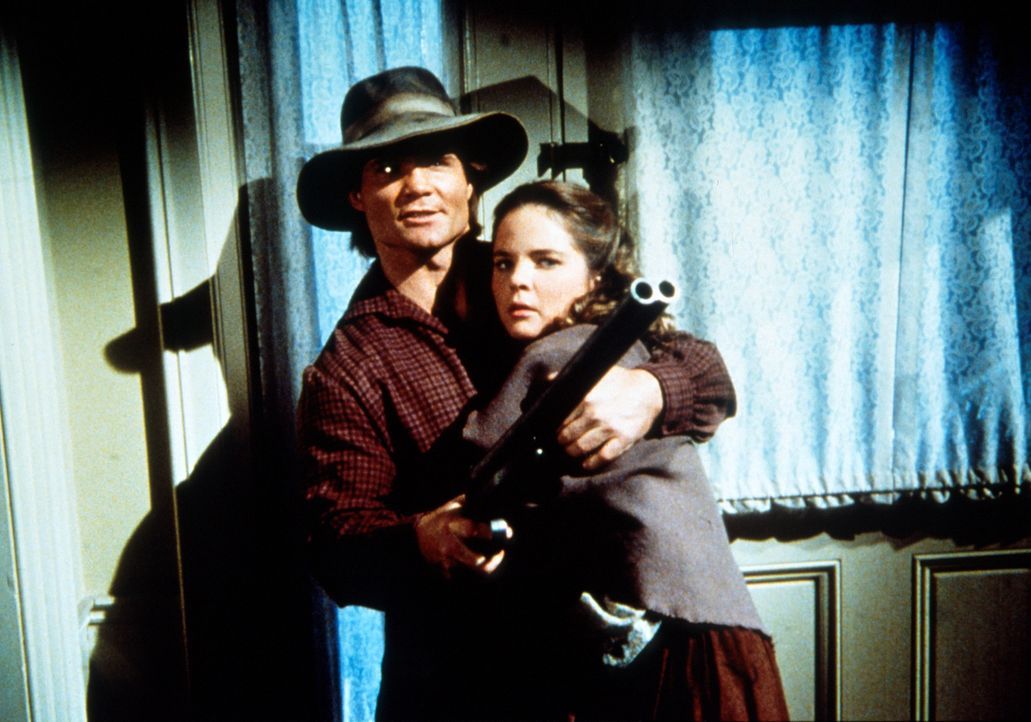 Bandenchef Jake (James McIntire, l.) bedroht - mit Mary (Melissa Sue Anderson, r.) als Geisel - deren Vater Charles Ingalls ... - Bildquelle: Worldvision