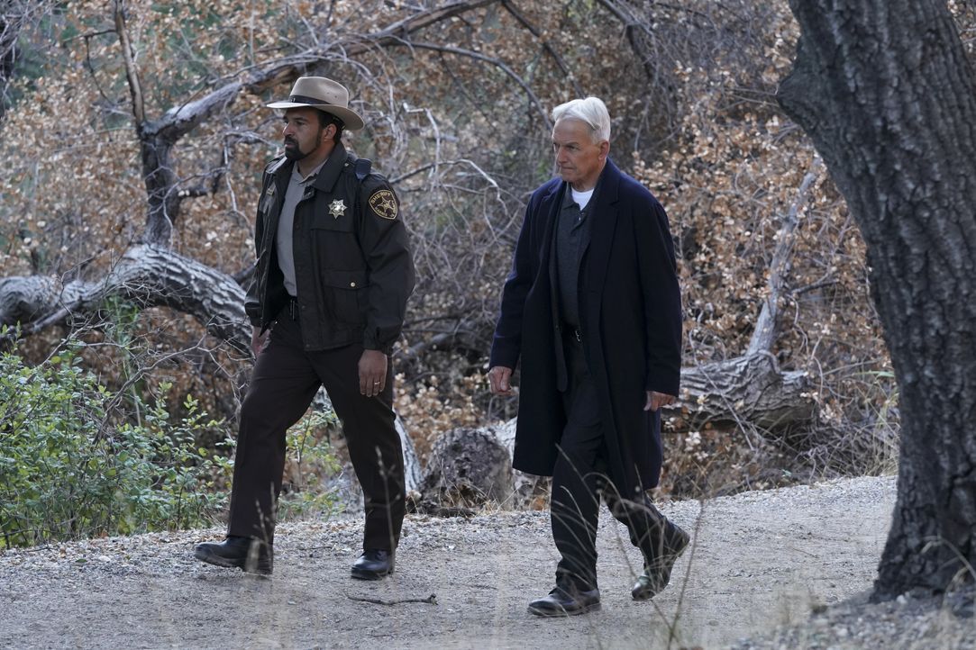 Sheriff Marcus Mayes (Charles Carpenter, l.); Leroy Jethro Gibbs (Mark Harmon, r.) - Bildquelle: Michael Yarish © 2019 CBS Broadcasting, Inc. All Rights Reserved. / Michael Yarish