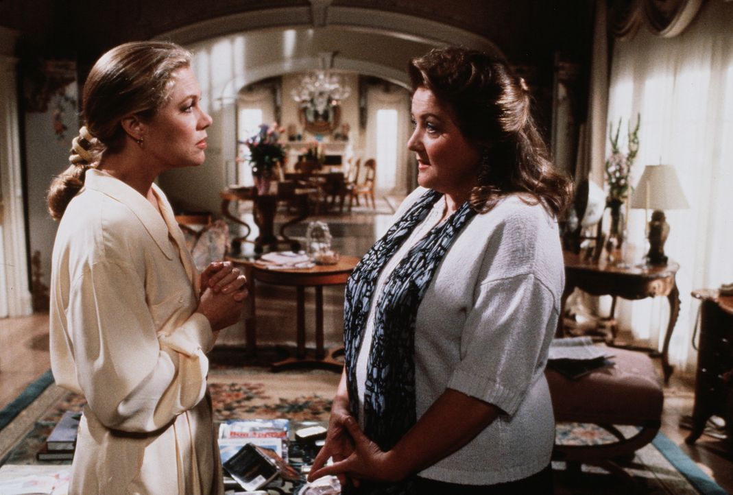 Barbara (Kathleen Turner, l.) sucht Rat bei ihrer Haushälterin Susan (Marianne Sägebrecht, r.). - Bildquelle: 20th Century Fox Film Corporation